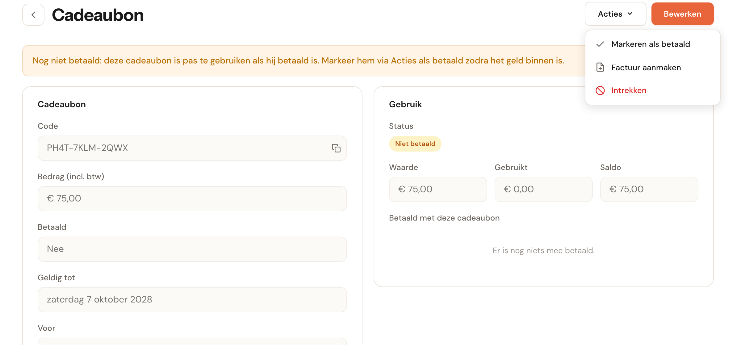 De pagina van een cadeaubon die niet betaald is: de gele melding Nog niet betaald, het veld Betaald op Nee, de status Niet betaald, en het geopende menu Acties met Markeren als betaald, Factuur aanmaken en Intrekken.