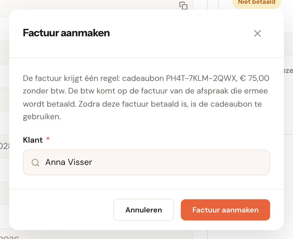 Het venster Factuur aanmaken: de factuur krijgt één regel, cadeaubon PH4T-7KLM-2QWX, € 75,00 zonder btw; de btw komt op de factuur van de afspraak die ermee wordt betaald; zodra deze factuur betaald is, is de cadeaubon te gebruiken. Daaronder de klant Anna Visser.