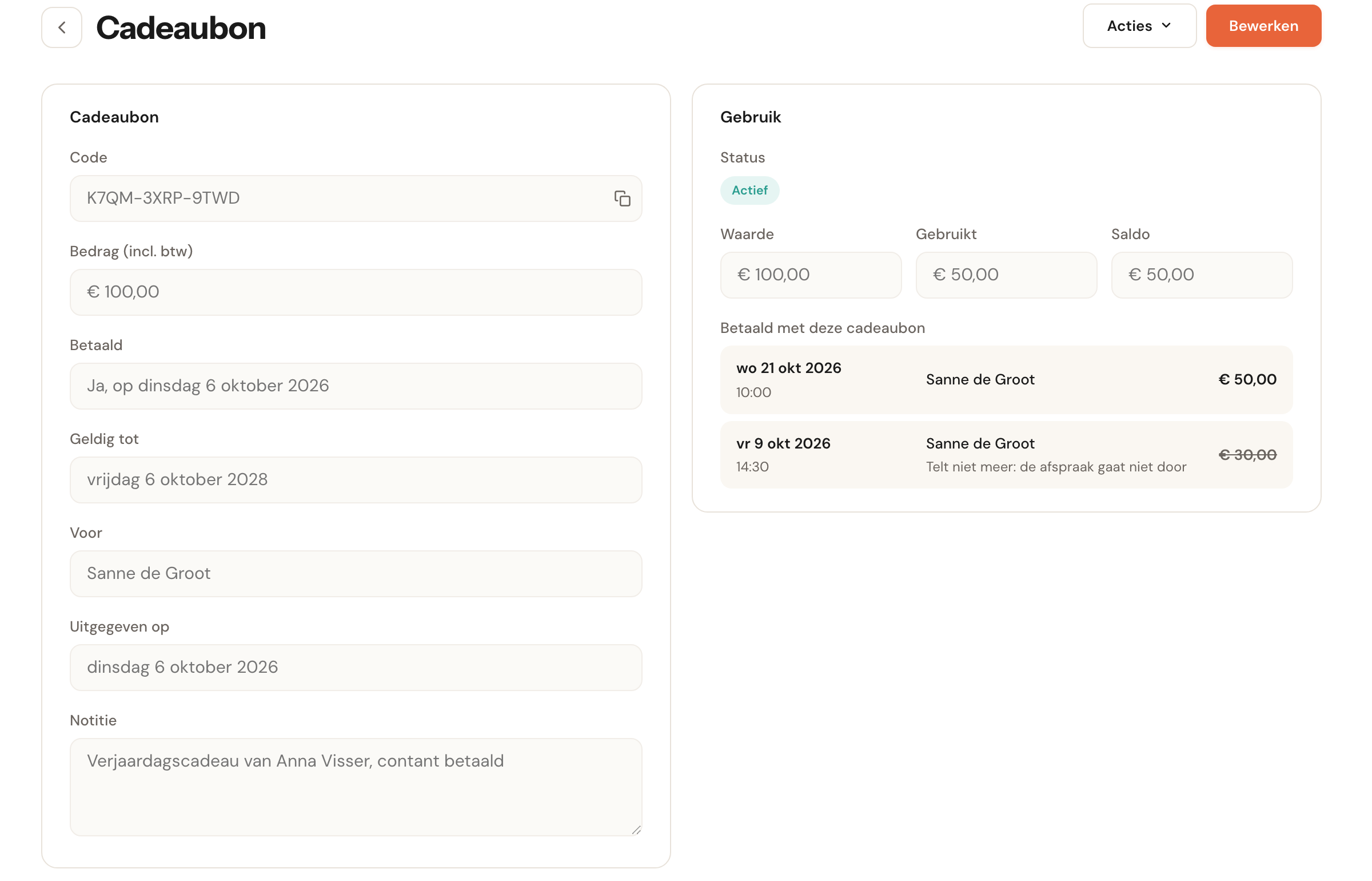 De pagina van cadeaubon K7QM-3XRP-9TWD: links de velden in leesmodus, met Betaald: Ja, op dinsdag 6 oktober 2026; rechts Gebruik met de status Actief, waarde € 100,00, gebruikt € 50,00, saldo € 50,00, en twee afspraken: woensdag 21 oktober voor € 50,00, en vrijdag 9 oktober voor € 30,00, doorgestreept met Telt niet meer: de afspraak gaat niet door.