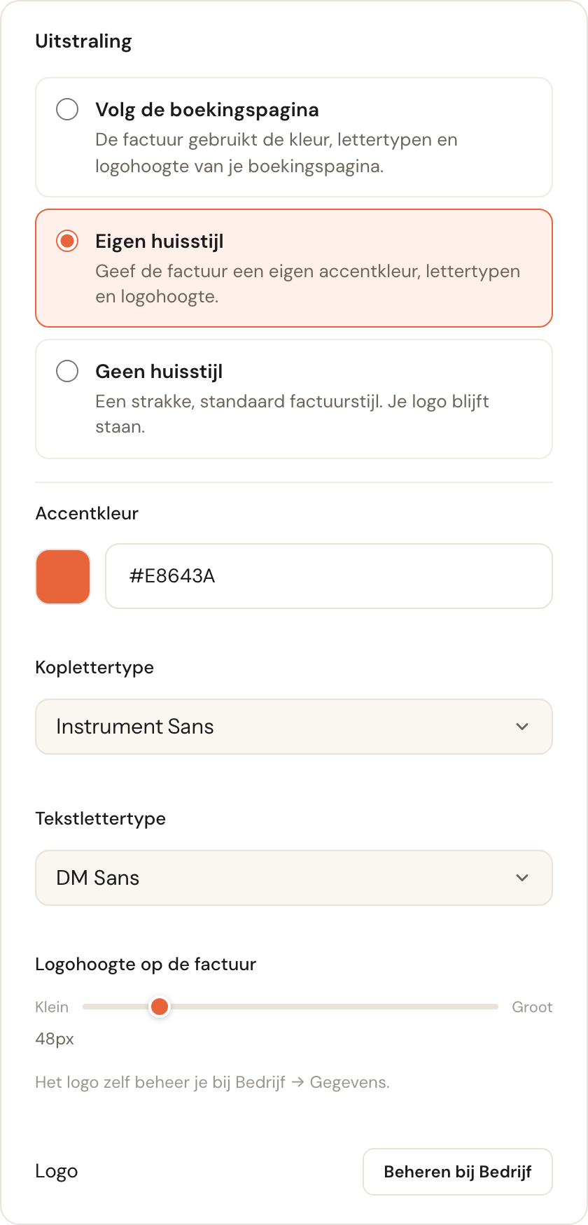 Eigen huisstijl geselecteerd, met velden voor accentkleur, koplettertype, tekstlettertype en logohoogte.