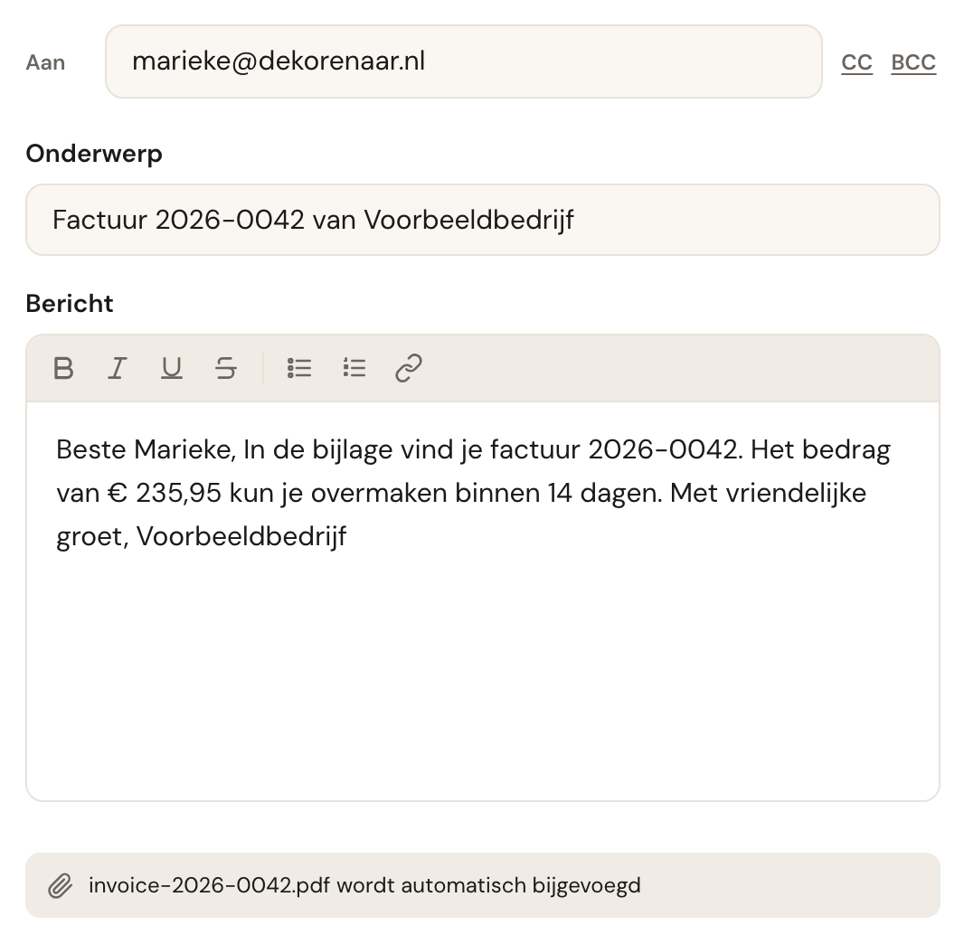Onder het berichtveld staat dat invoice-2026-0042.pdf automatisch wordt bijgevoegd.