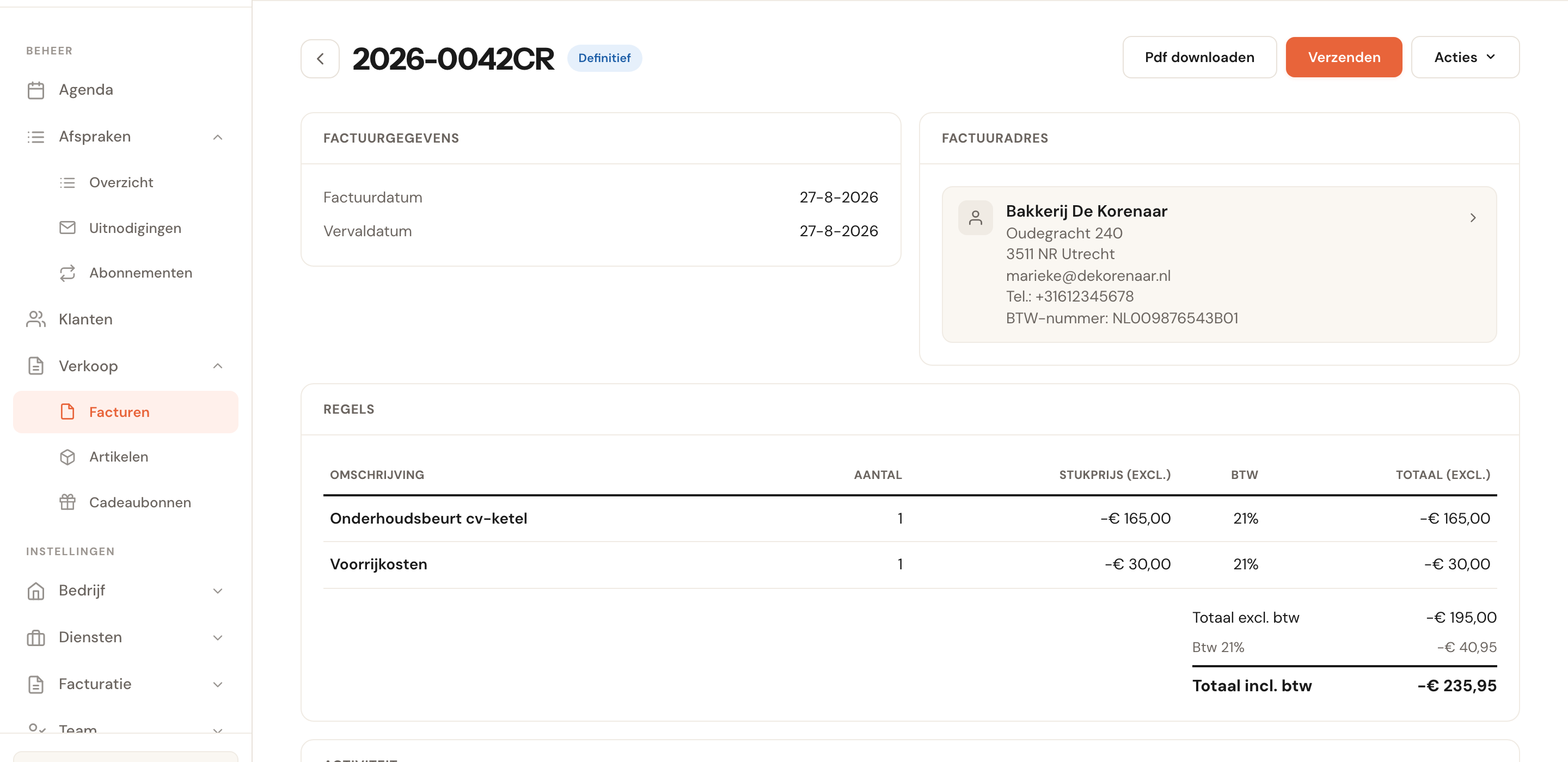 De creditfactuur 2026-0042CR, Definitief, met negatieve bedragen en de knoppen Pdf downloaden, Verzenden en Acties.