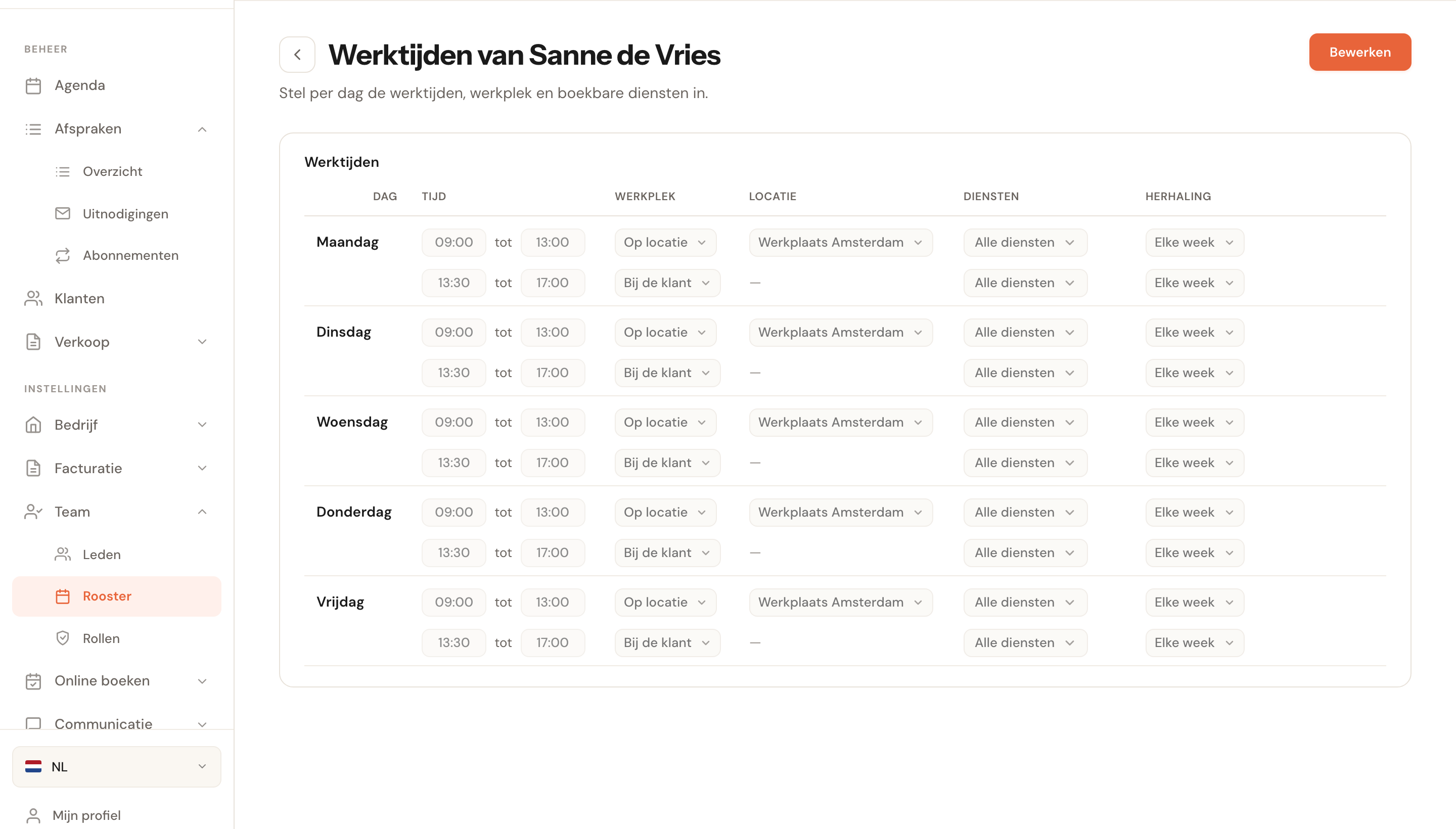 De werktijden van een medewerker met per dag twee blokken: 's ochtends Op locatie in de werkplaats, 's middags Bij de klant.