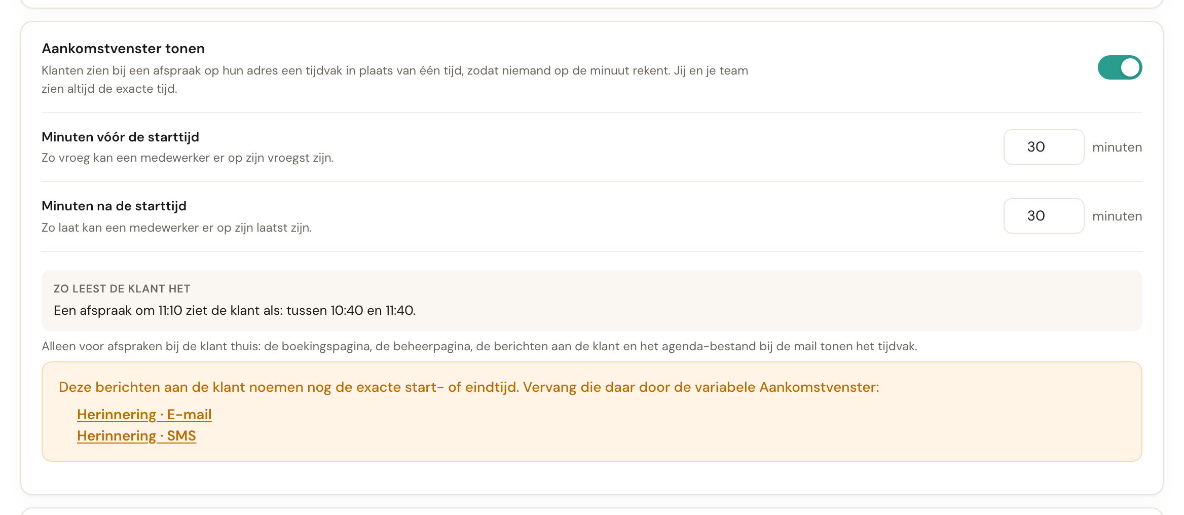 De kaart Aankomstvenster tonen, aangezet, met 30 minuten vóór en 30 minuten na de starttijd, het voorbeeld 'Een afspraak om 11:10 ziet de klant als: tussen 10:40 en 11:40', de uitleg dat dit alleen voor afspraken bij de klant thuis geldt, en een waarschuwing met de berichten Herinnering · E-mail en Herinnering · SMS die nog de exacte tijd noemen.