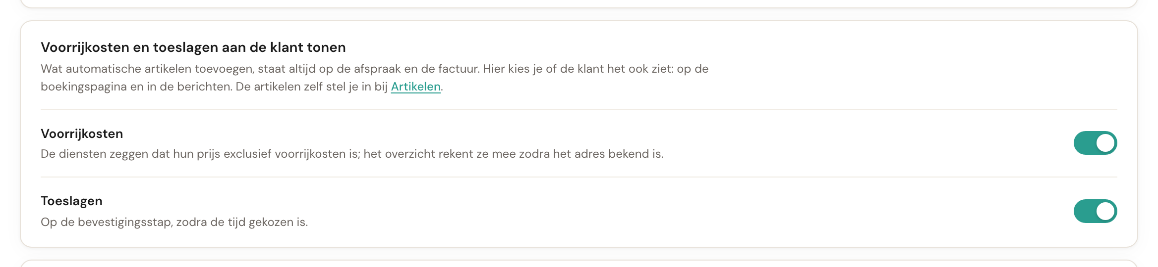 De kaart Voorrijkosten en toeslagen aan de klant tonen met de schakelaars Voorrijkosten en Toeslagen, allebei aan.