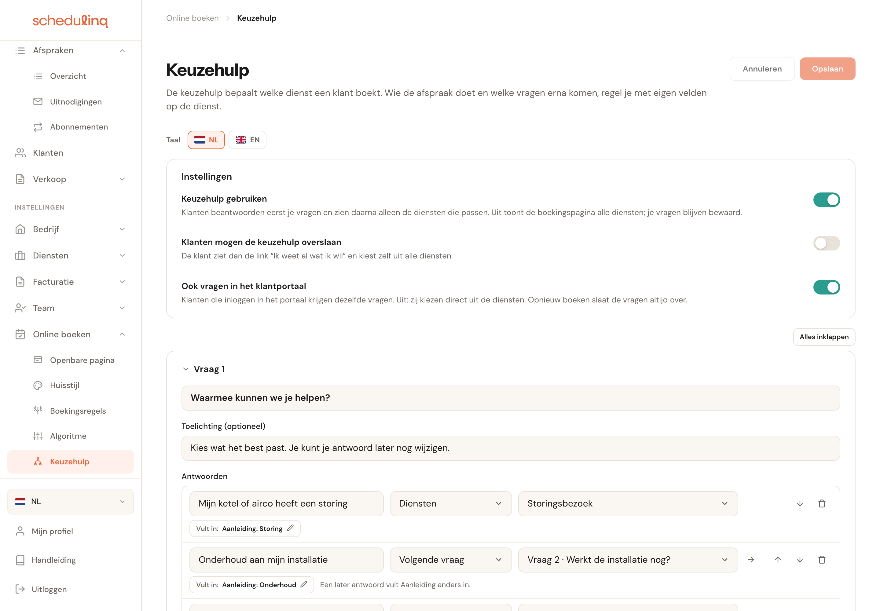 Het scherm Keuzehulp: bovenaan Annuleren en Opslaan, de taalkeuze NL en EN, de kaart Instellingen met de schakelaars Keuzehulp gebruiken, Klanten mogen de keuzehulp overslaan en Ook vragen in het klantportaal, en daaronder Vraag 1 met de vraag Waarmee kunnen we je helpen?, een toelichting en de eerste antwoorden.