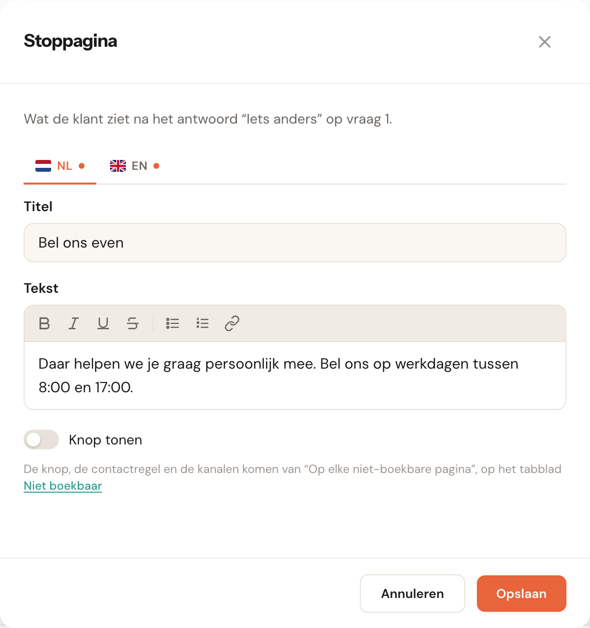 Het venster Stoppagina met de zin Wat de klant ziet na het antwoord Iets anders op vraag 1, de taaltabbladen NL en EN, de titel Bel ons even, een tekst over bellen op werkdagen, de schakelaar Knop tonen en de regel dat de knop, de contactregel en de kanalen van het tabblad Niet boekbaar komen.