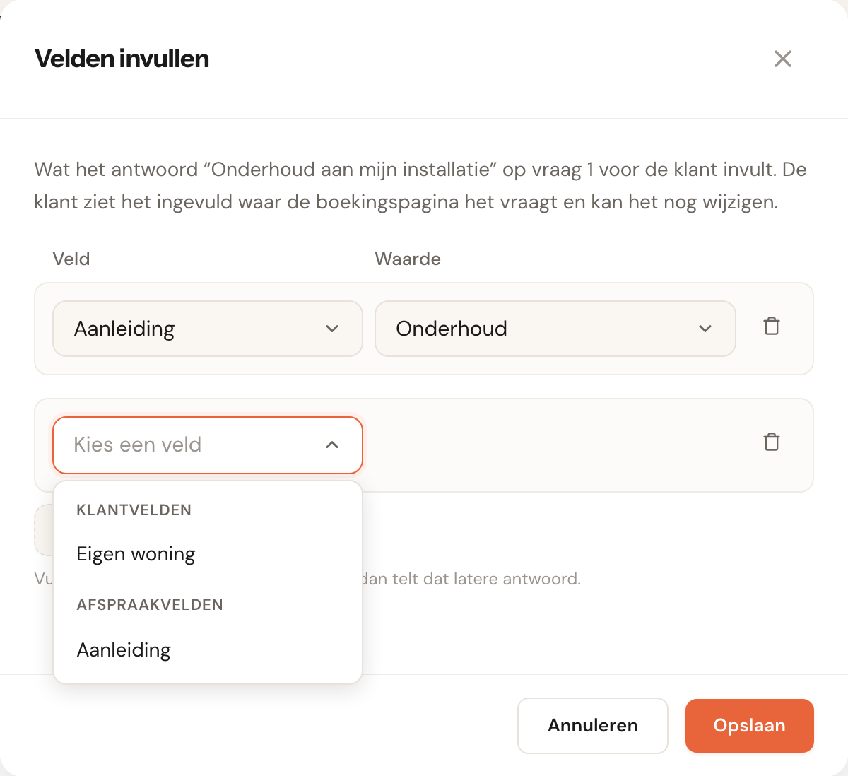 Het venster Velden invullen voor het antwoord Onderhoud aan mijn installatie op vraag 1: een regel Aanleiding met de waarde Onderhoud, en een tweede regel waarvan de veldkeuze open staat met de groepen Klantvelden (Eigen woning) en Afspraakvelden (Aanleiding). Onderaan de tip Vult een later antwoord hetzelfde veld in, dan telt dat latere antwoord.