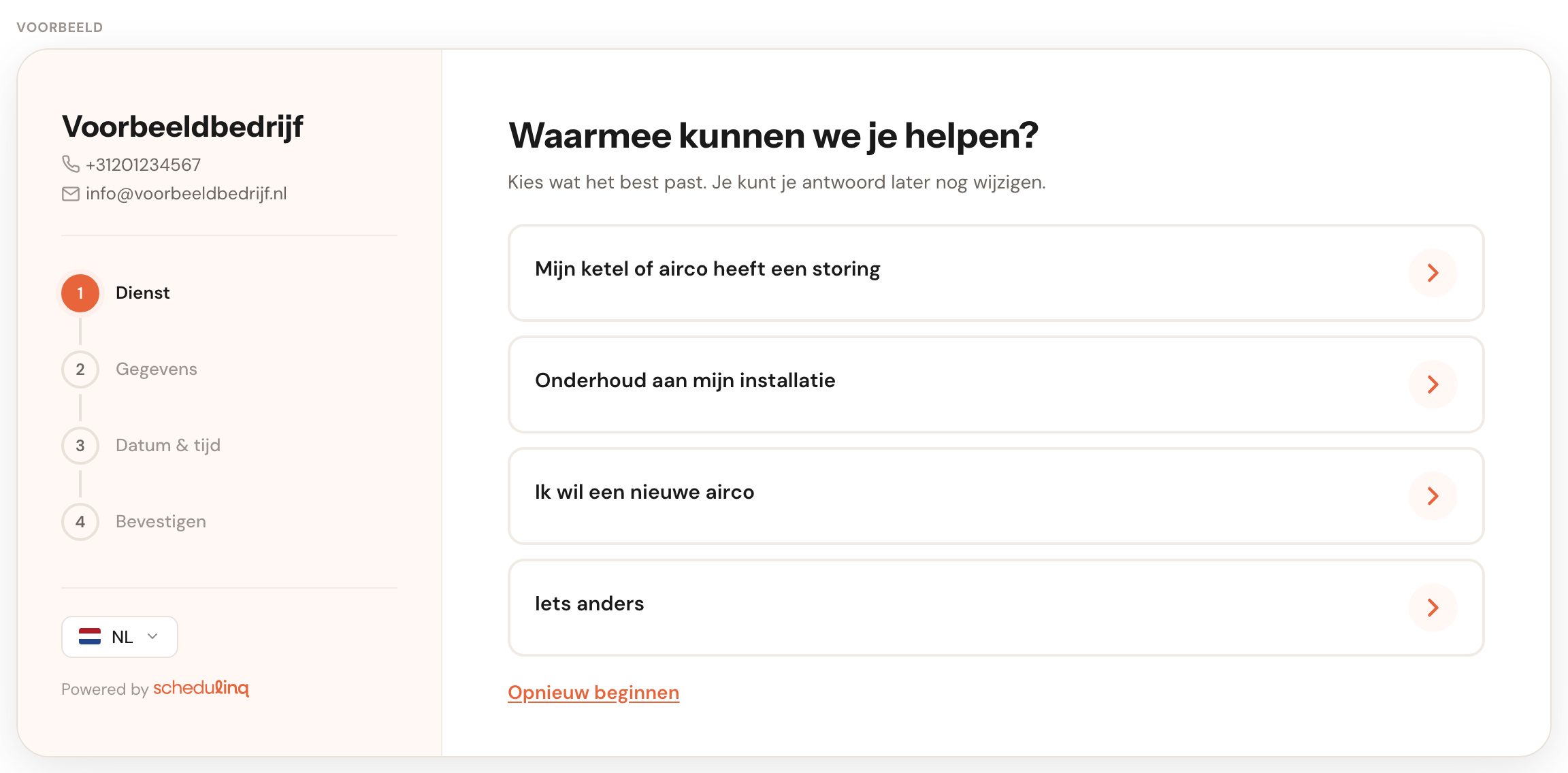 Het voorbeeld onder de keuzehulp: de boekingspagina van Voorbeeldbedrijf op de stap Dienst, met de vraag Waarmee kunnen we je helpen?, de toelichting, vier antwoorden als kaarten en de link Opnieuw beginnen.