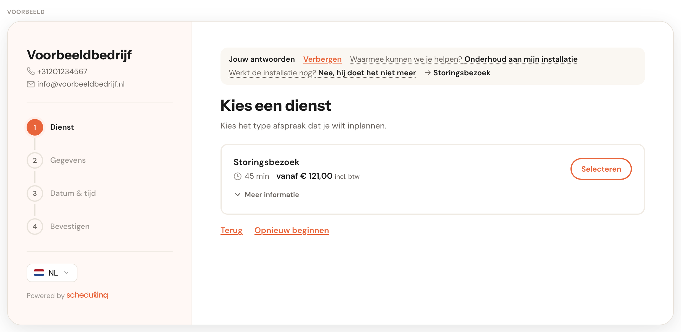 Het voorbeeld na twee antwoorden: bovenaan Jouw antwoorden met Waarmee kunnen we je helpen? Onderhoud aan mijn installatie, Werkt de installatie nog? Nee, hij doet het niet meer en een pijl naar Storingsbezoek; daaronder Kies een dienst met alleen Storingsbezoek, en de links Terug en Opnieuw beginnen.