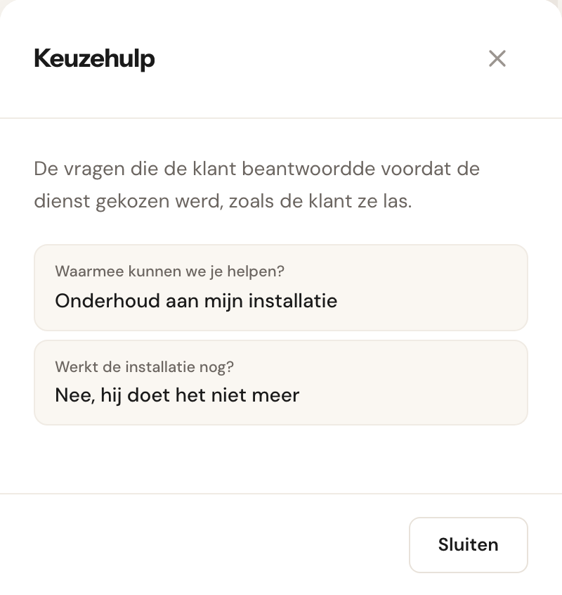 Het venster Keuzehulp: De vragen die de klant beantwoordde voordat de dienst gekozen werd, zoals de klant ze las. Daaronder Waarmee kunnen we je helpen? Onderhoud aan mijn installatie, en Werkt de installatie nog? Nee, hij doet het niet meer. Rechtsonder Sluiten.
