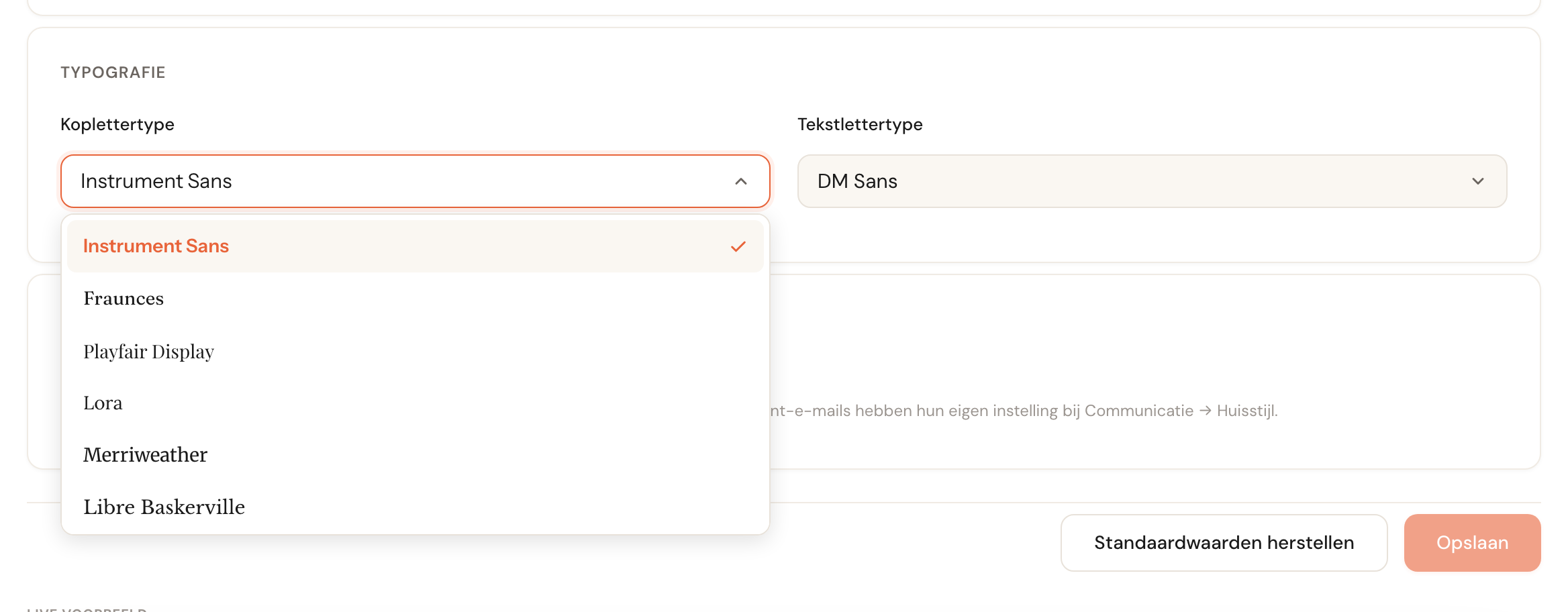 De keuzelijst met koplettertypen open; elke naam is in het eigen lettertype gezet.