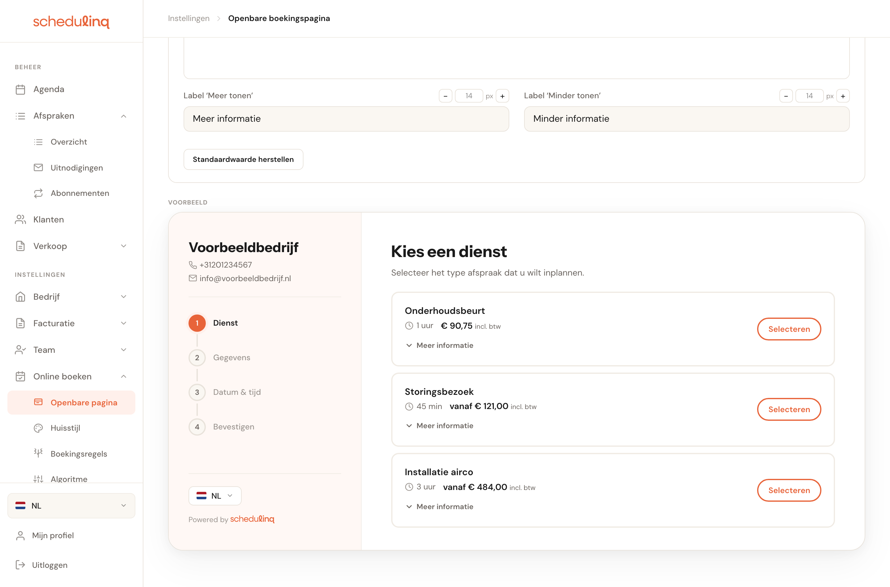 Het voorbeeldpaneel toont de echte boekingspagina met de diensten van het bedrijf.