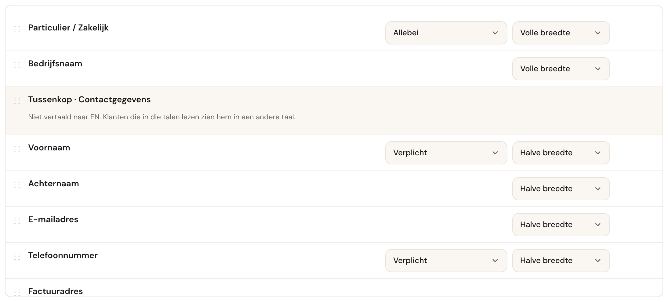 De veldenlijst met een regel Tussenkop · Contactgegevens boven de naamvelden.