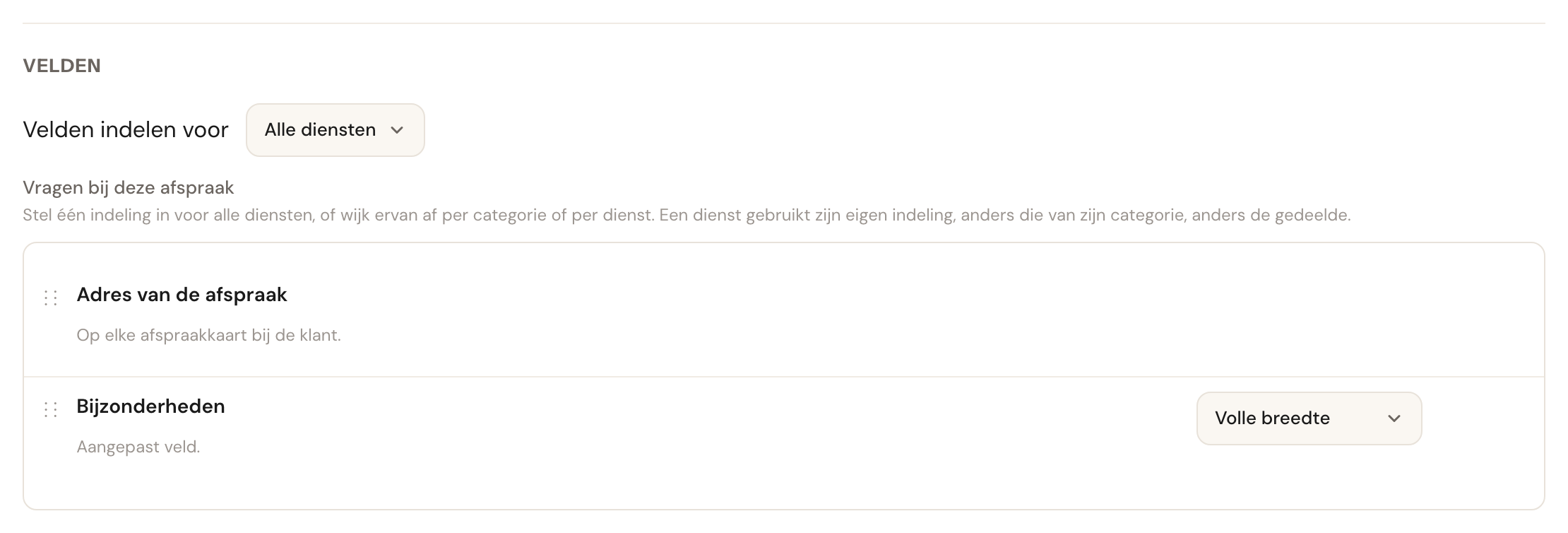 Het blok Velden op de overzichtsstap, met de keuze Velden indelen voor op Alle diensten en daaronder de regel Adres van de afspraak en een afspraakveld.