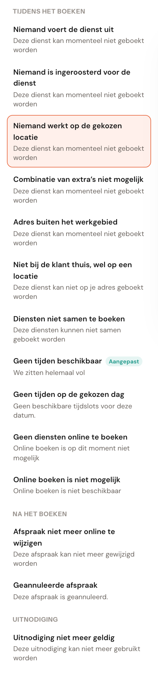 De lijst met situaties in drie groepen, Tijdens het boeken, Na het boeken en Uitnodiging; onder elke situatie de titel die de klant nu leest, en bij Geen tijden beschikbaar het label Aangepast.
