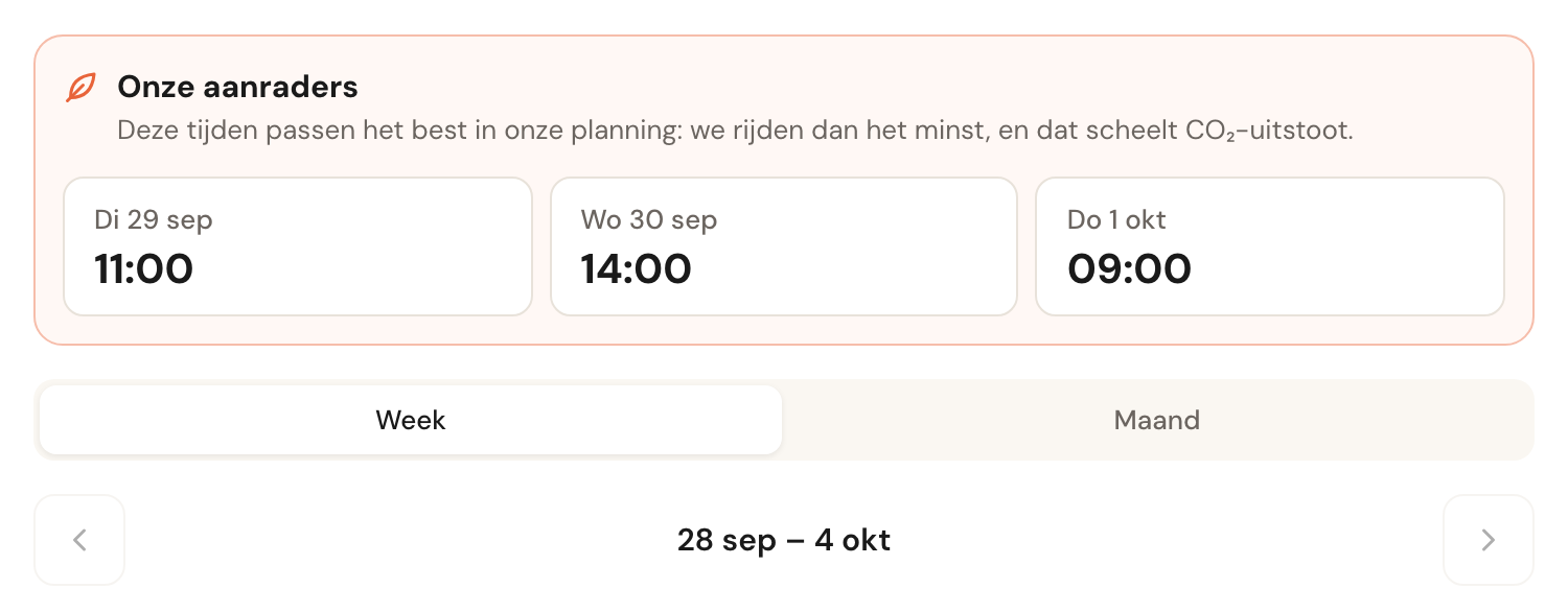 Het voorbeeld op de datum & tijd-stap: bovenaan het blok Onze aanraders met een blaadje, de regel Deze tijden passen het best in onze planning: we rijden dan het minst, en dat scheelt CO₂-uitstoot., en drie kaarten met een dag en een tijd; daaronder de kalender met Week en Maand.