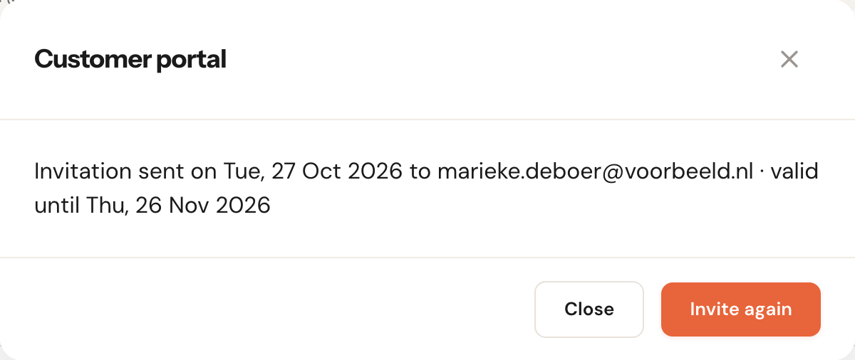 The Customer portal window with the line Invitation sent on Tue, 27 Oct 2026 to marieke.deboer@voorbeeld.nl, valid until Thu, 26 Nov 2026, and the button Invite again.