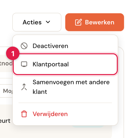 Het menu Acties op de klantkaart, met Deactiveren, Klantportaal (gemarkeerd), Samenvoegen met andere klant en Verwijderen.