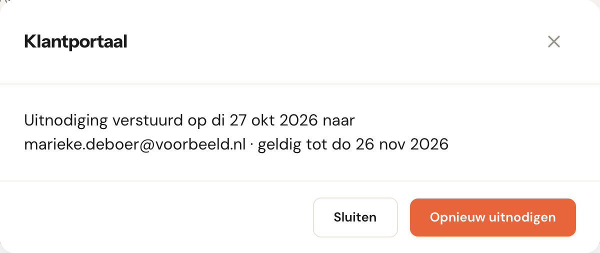 Het venster Klantportaal met de regel Uitnodiging verstuurd op di 27 okt 2026 naar marieke.deboer@voorbeeld.nl, geldig tot do 26 nov 2026, en de knop Opnieuw uitnodigen.