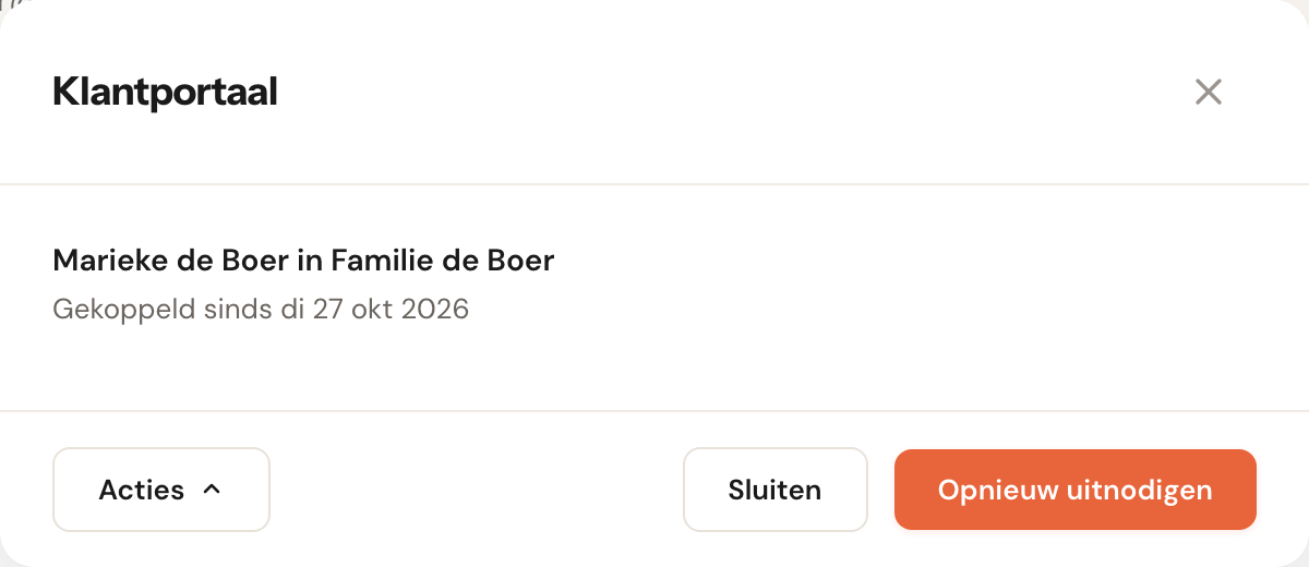 Het venster Klantportaal met de regel Marieke de Boer in Familie de Boer, Gekoppeld sinds di 27 okt 2026, en links onderaan de knop Acties.
