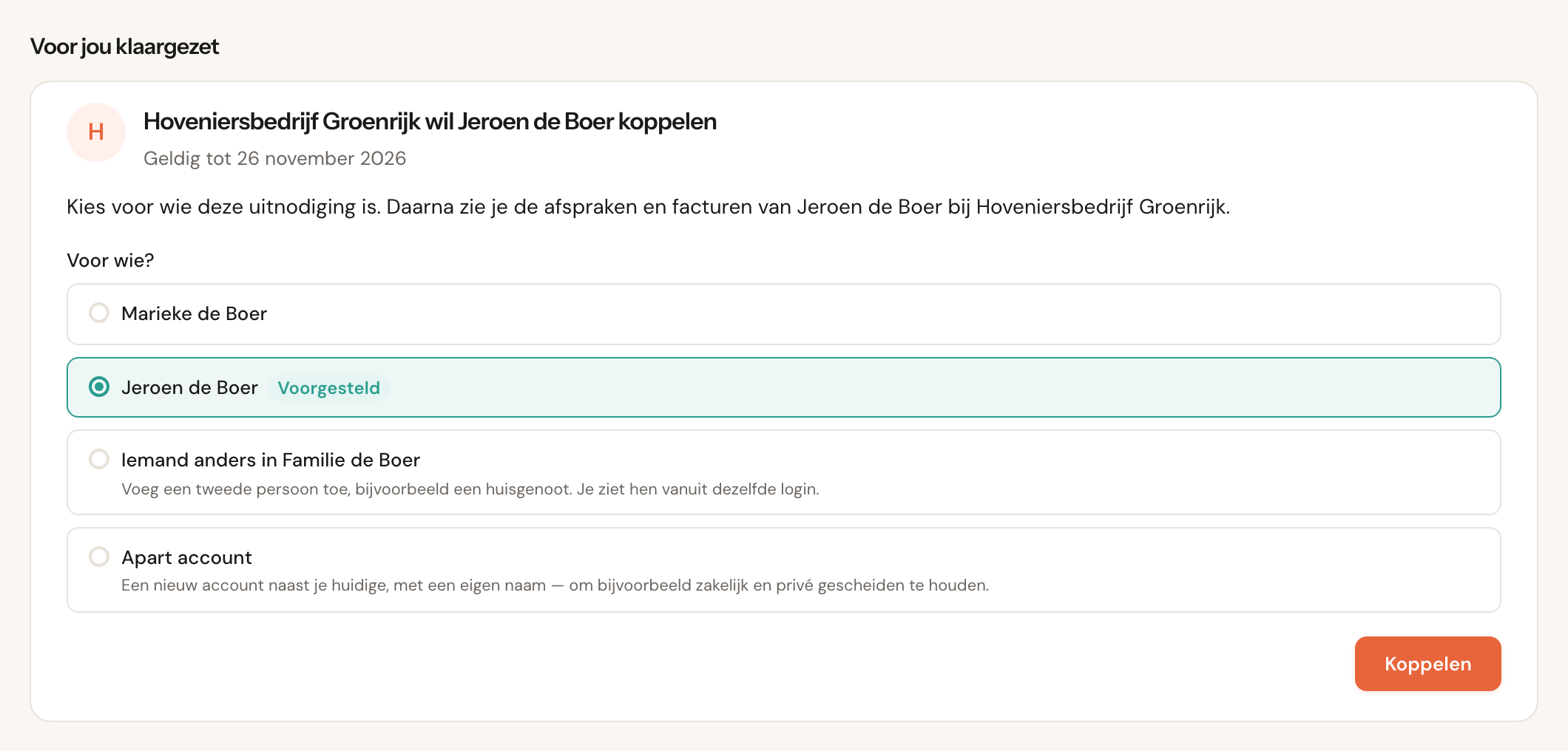 De uitnodiging in het portaal: Hoveniersbedrijf Groenrijk wil Jeroen de Boer koppelen, geldig tot 26 november 2026, met de opties Marieke de Boer, Jeroen de Boer (Voorgesteld, geselecteerd), Iemand anders in Familie de Boer en Apart account, en de knop Koppelen.