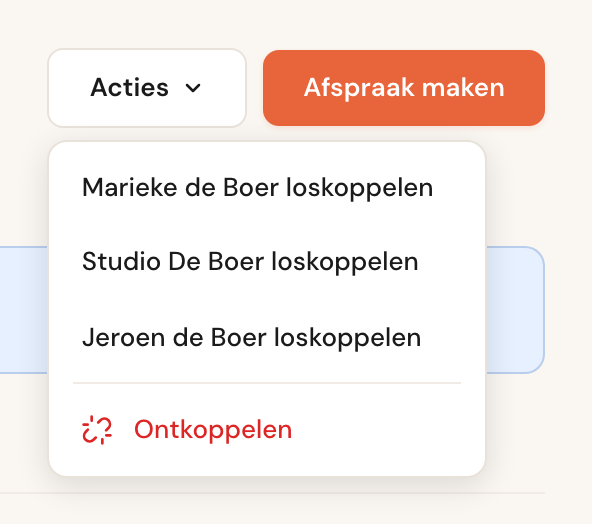 Het menu Acties op de bedrijfspagina in het portaal: Marieke de Boer loskoppelen, Studio De Boer loskoppelen, Jeroen de Boer loskoppelen en in rood Ontkoppelen.