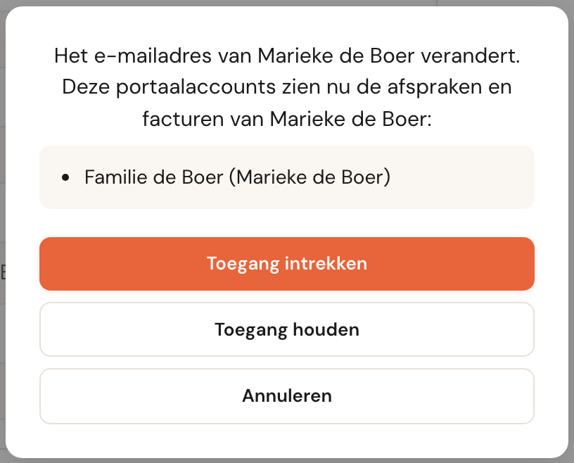De vraag Het e-mailadres van Marieke de Boer verandert. Deze portaalaccounts zien nu de afspraken en facturen van Marieke de Boer: Familie de Boer (Marieke de Boer), met de knoppen Toegang intrekken, Toegang houden en Annuleren.