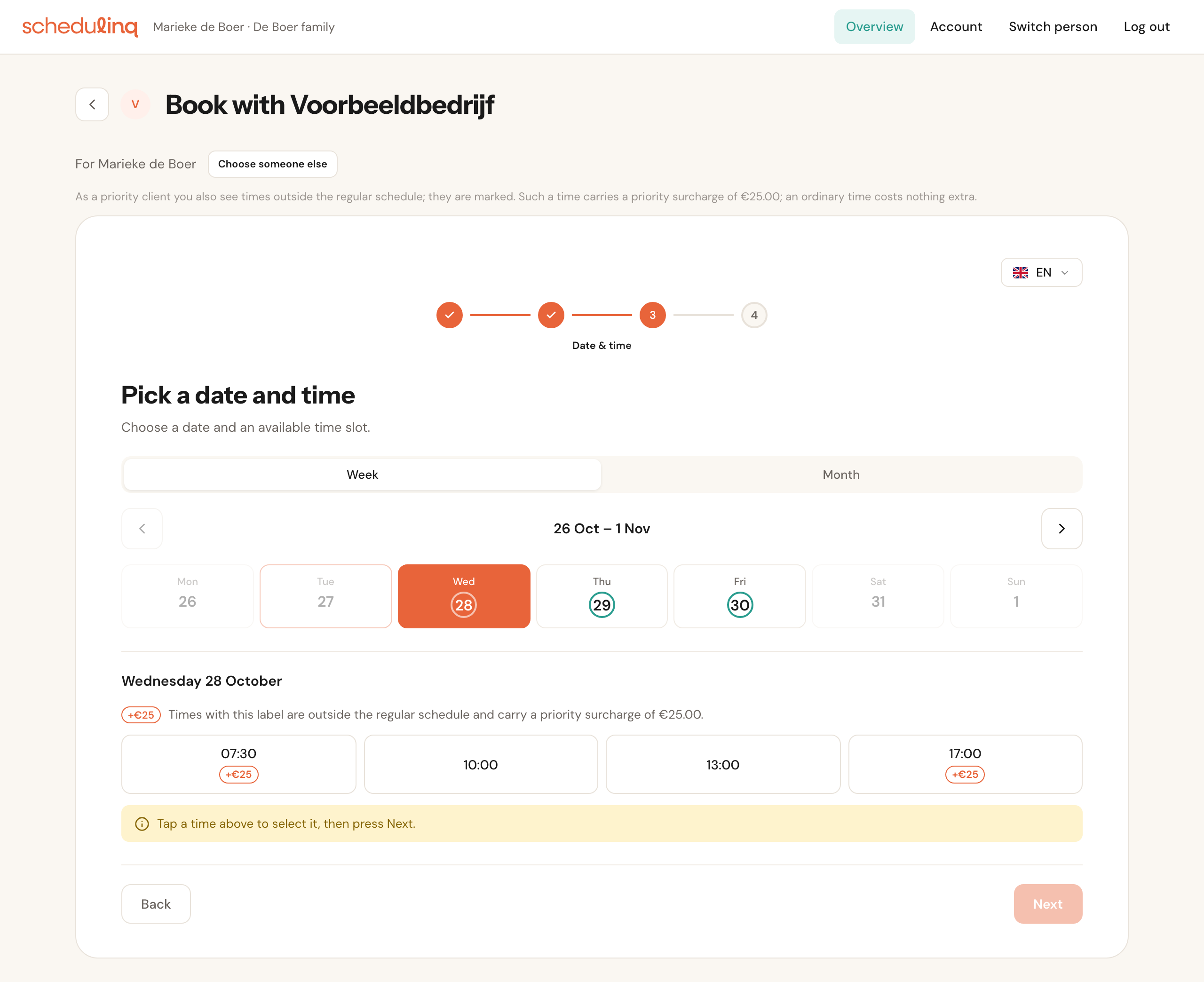 The booking flow in the portal for a priority client: above the flow the explanation of priority times and a surcharge of €25.00; on Wednesday 28 October the times 07:30 and 17:00 with the label +€25 and the ordinary times 10:00 and 13:00 without a label.