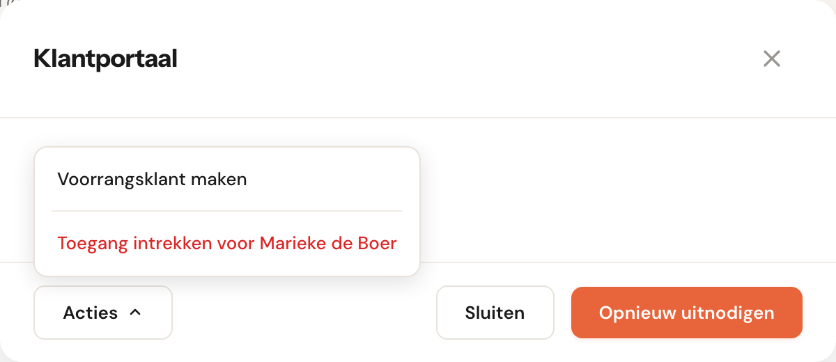 Het venster Klantportaal met het menu Acties open: Voorrangsklant maken en Toegang intrekken voor Marieke de Boer.