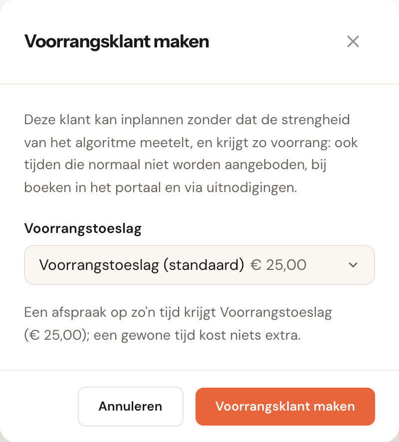 Het venster Voorrangsklant maken met de uitleg, de keuzelijst Voorrangstoeslag met Voorrangstoeslag (standaard) € 25,00, de zin dat een afspraak op zo'n tijd Voorrangstoeslag (€ 25,00) krijgt en een gewone tijd niets extra kost, en de knoppen Annuleren en Voorrangsklant maken.