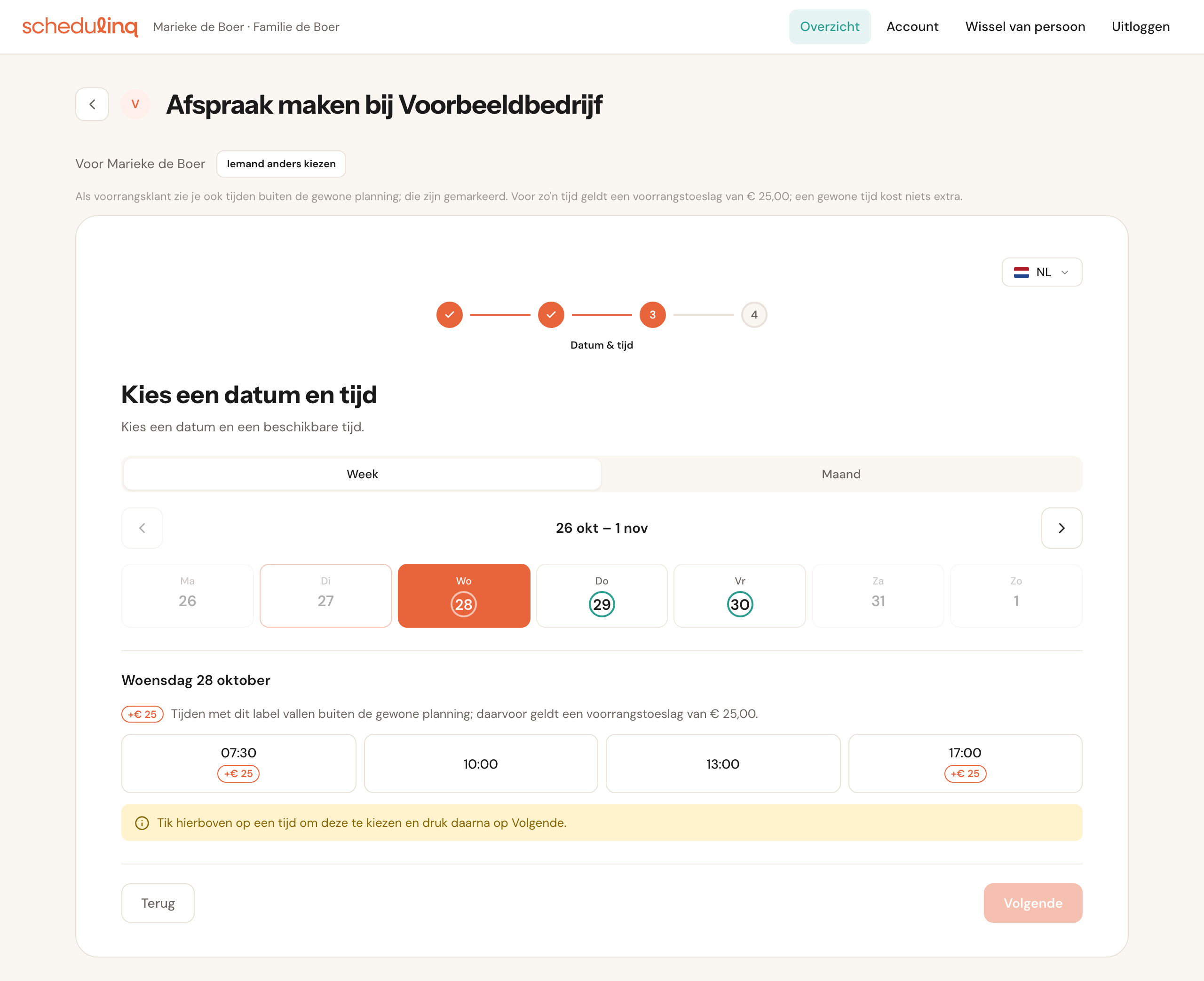 De boekingsflow in het portaal voor een voorrangsklant: boven de flow de uitleg over voorrangstijden en een toeslag van € 25,00; bij woensdag 28 oktober de tijden 07:30 en 17:00 met het label +€ 25 en de gewone tijden 10:00 en 13:00 zonder label.