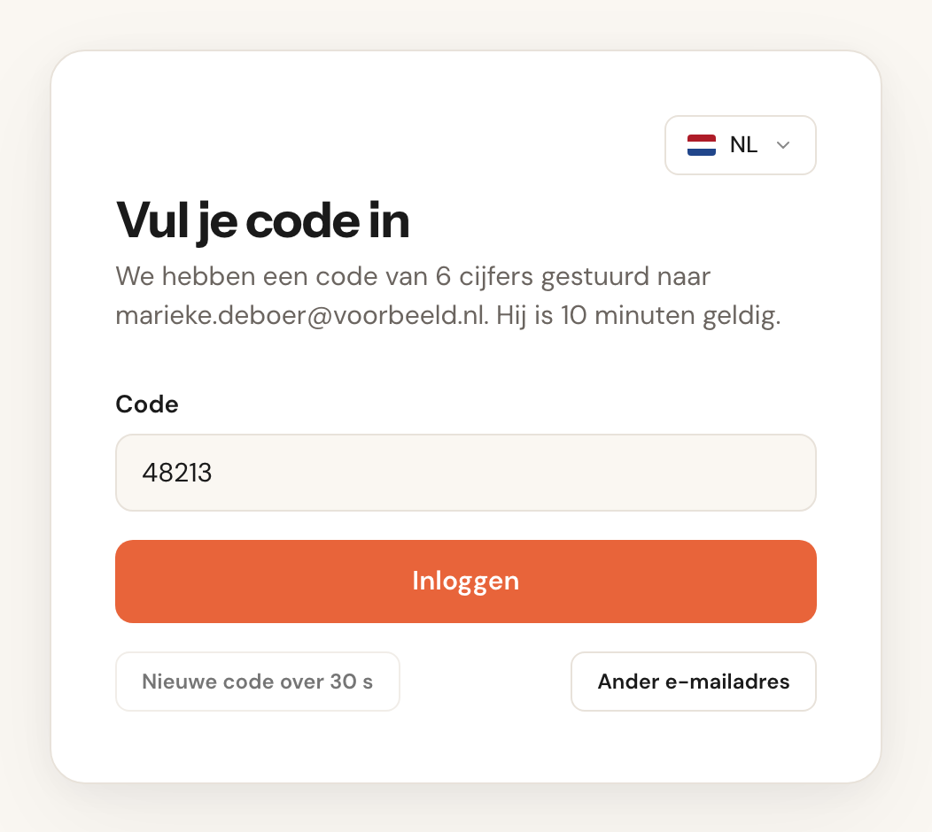 De stap Vul je code in: We hebben een code van 6 cijfers gestuurd naar marieke.deboer@voorbeeld.nl. Hij is 10 minuten geldig. Met de knoppen Inloggen, Nieuwe code over 30 s en Ander e-mailadres.