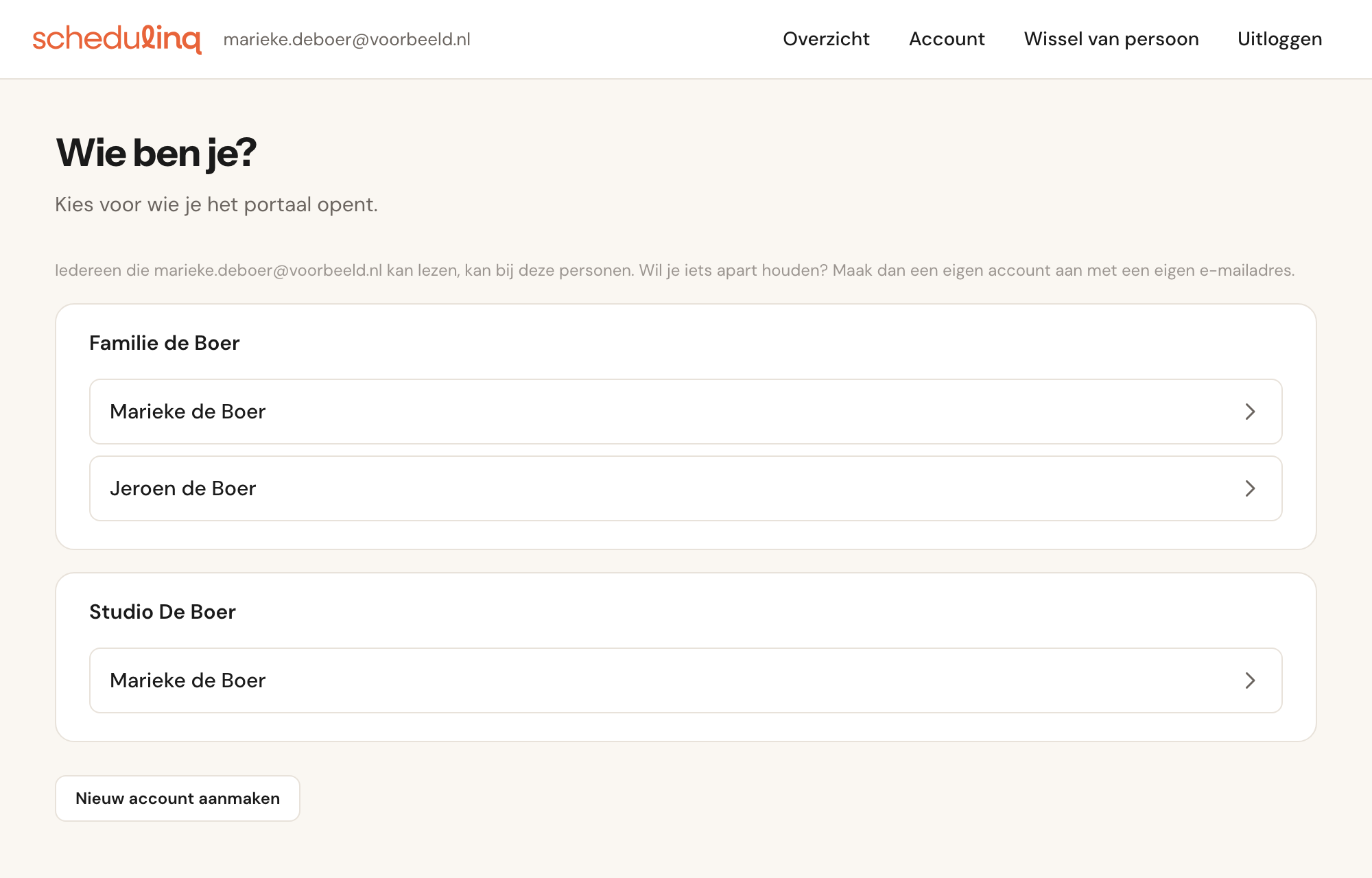 De pagina Wie ben je? met de opmerking dat iedereen die het e-mailadres kan lezen bij deze personen kan, het account Familie de Boer met Marieke en Jeroen de Boer, het account Studio De Boer met Marieke de Boer, en de knop Nieuw account aanmaken.