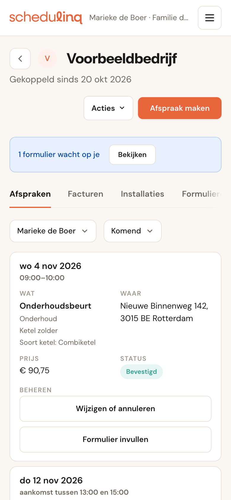De bedrijfspagina op een telefoon: de afspraak van 4 november als kaart, met wat, waar, prijs, status en de knoppen Wijzigen of annuleren en Formulier invullen.