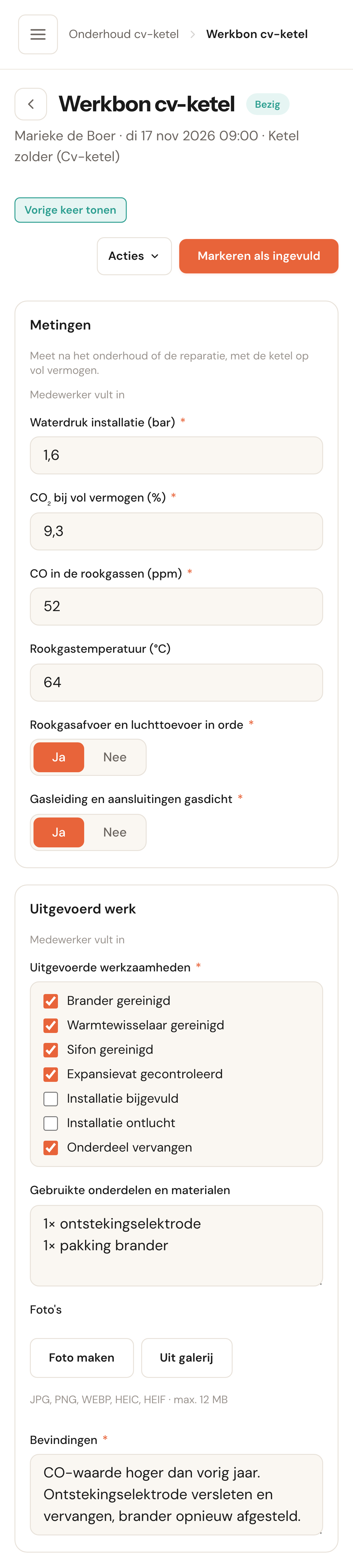 De werkbon op een telefoon: de metingen ingevuld, de werkzaamheden aangevinkt, de gebruikte onderdelen, de knoppen Foto maken en Uit galerij, en de bevindingen.