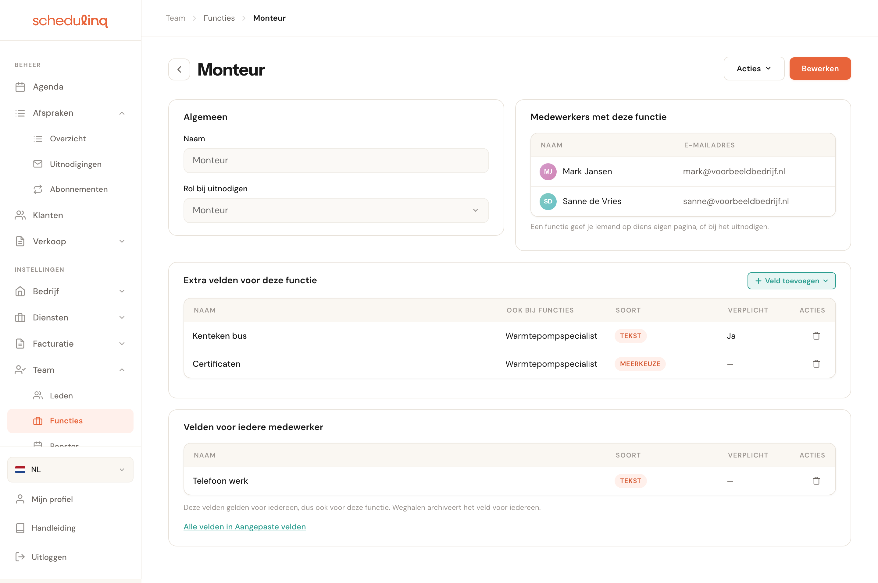 De pagina van de functie Monteur: links Algemeen met naam en rol bij uitnodigen, rechts Medewerkers met deze functie met Mark Jansen en Sanne de Vries, en daaronder de kaarten Extra velden voor deze functie en Velden voor iedere medewerker.