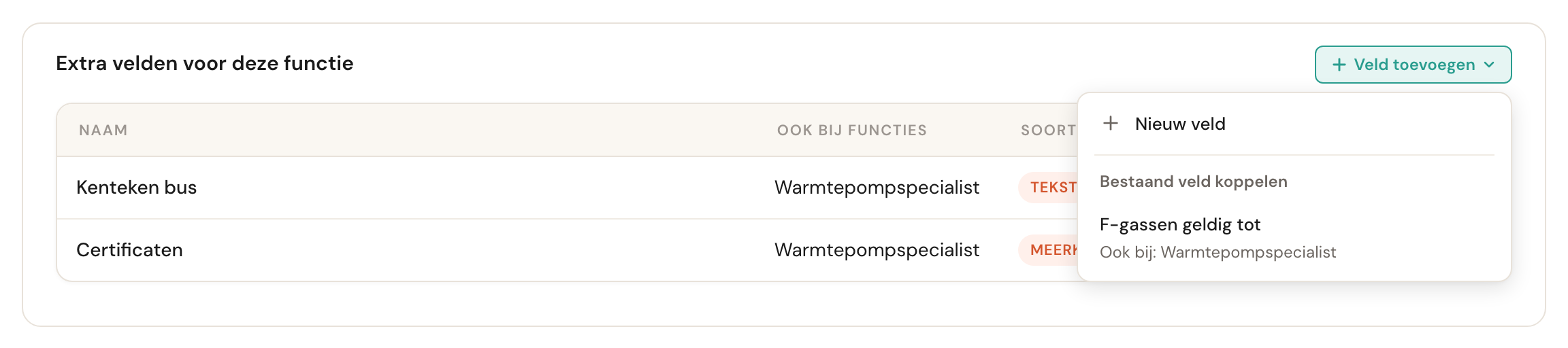 Het geopende menu Veld toevoegen met Nieuw veld en onder Bestaand veld koppelen het veld F-gassen geldig tot, Ook bij: Warmtepompspecialist.