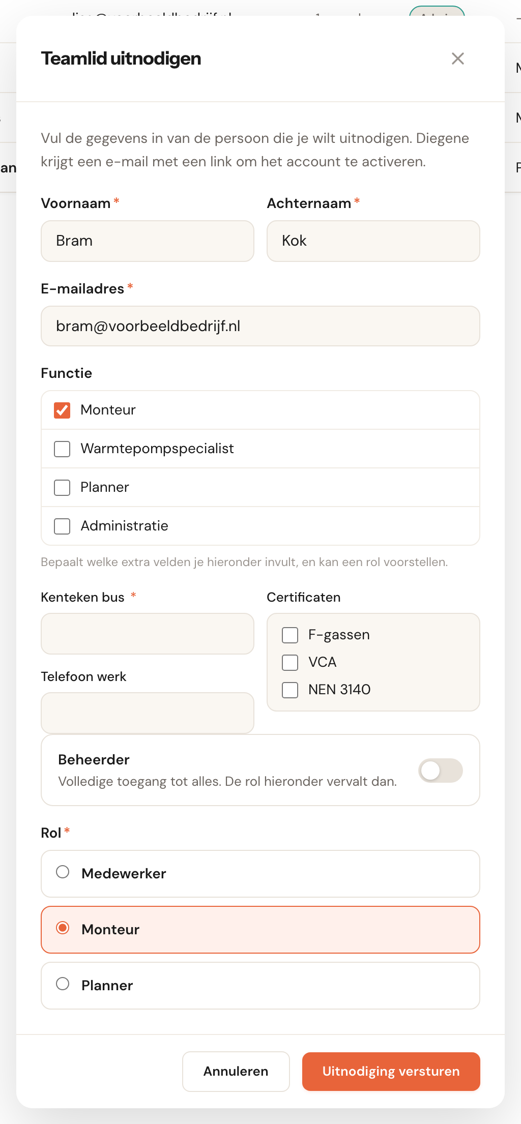 Het venster Teamlid uitnodigen voor Bram Kok met de functie Monteur aangevinkt, de velden Kenteken bus, Telefoon werk en Certificaten eronder, en bij Rol de voorgestelde rol Monteur geselecteerd.