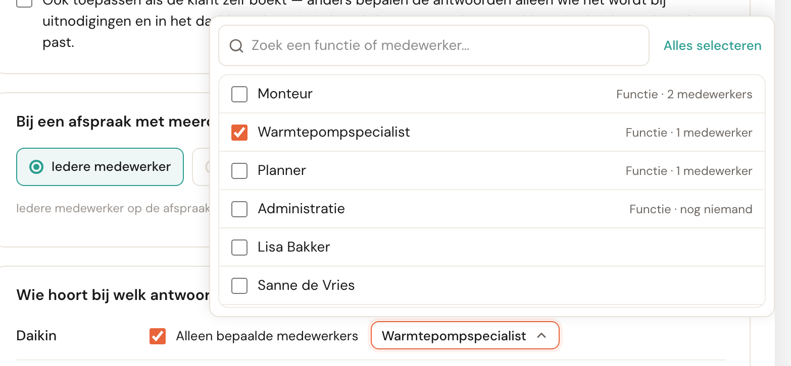 De geopende keuzelijst bij Daikin met bovenaan de functies Monteur, Warmtepompspecialist (aangevinkt), Planner en Administratie, elk met het aantal medewerkers, en daaronder de collega's Lisa Bakker en Sanne de Vries.