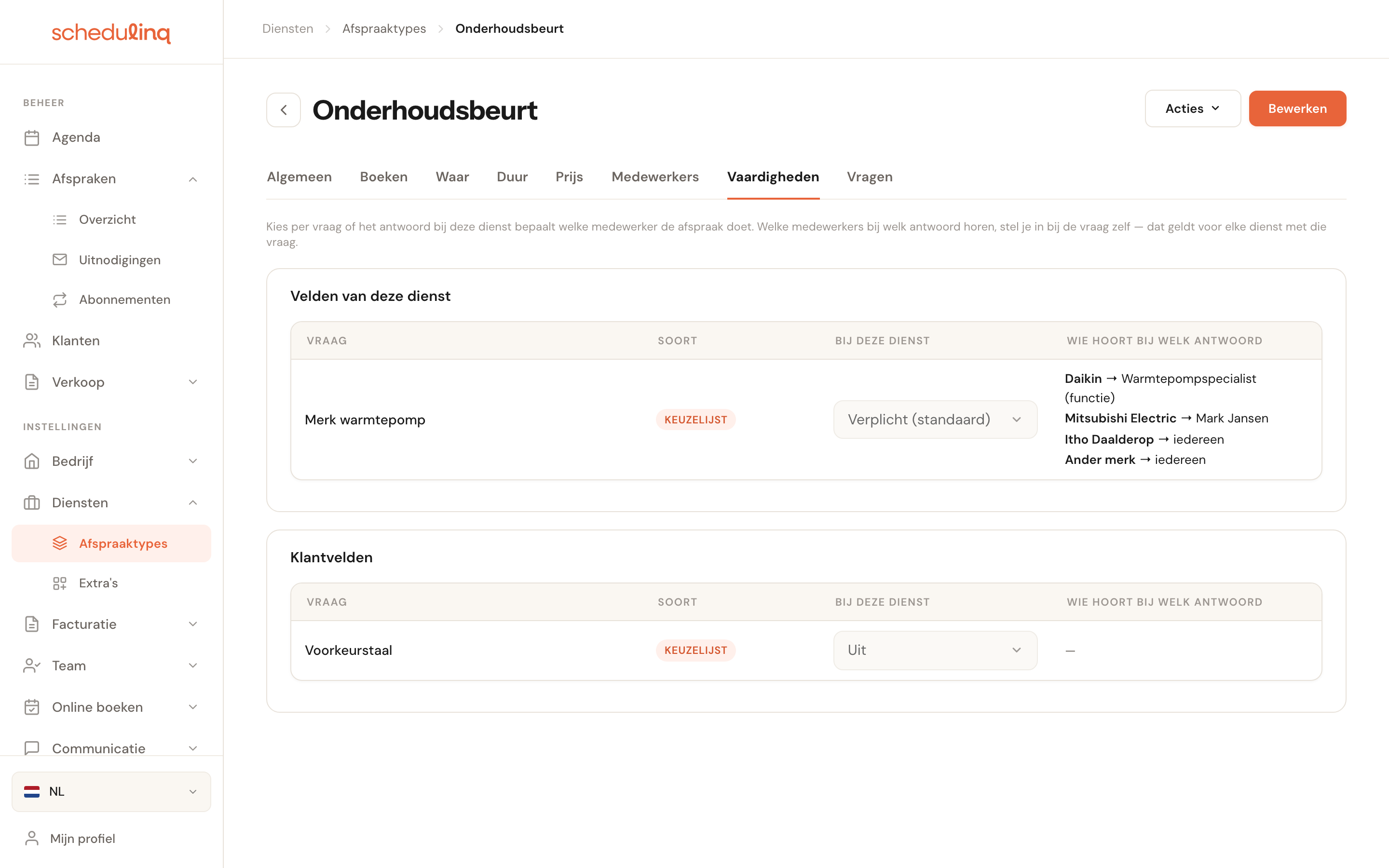 Het tabblad Vaardigheden van de dienst Onderhoudsbeurt, met Merk warmtepomp op Verplicht (standaard) en per antwoord wie erbij hoort, en de klantvraag Voorkeurstaal op Uit.