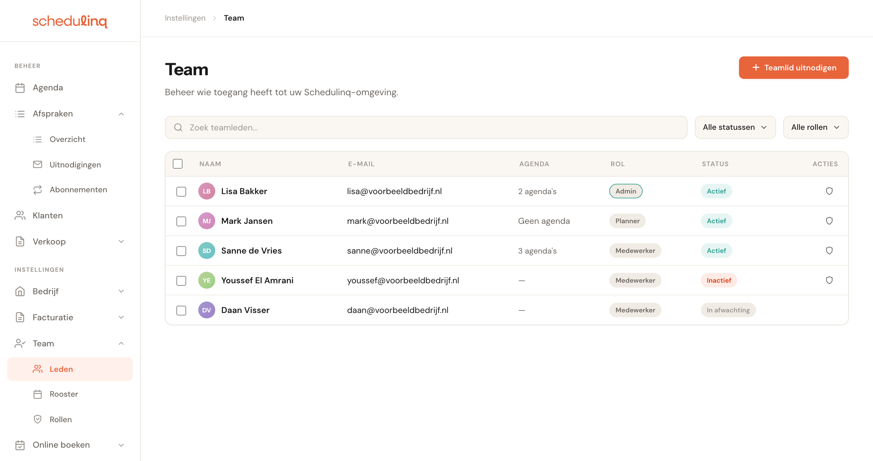 De teamlijst met vijf regels, elk met naam, e-mail, agenda, rol en status.