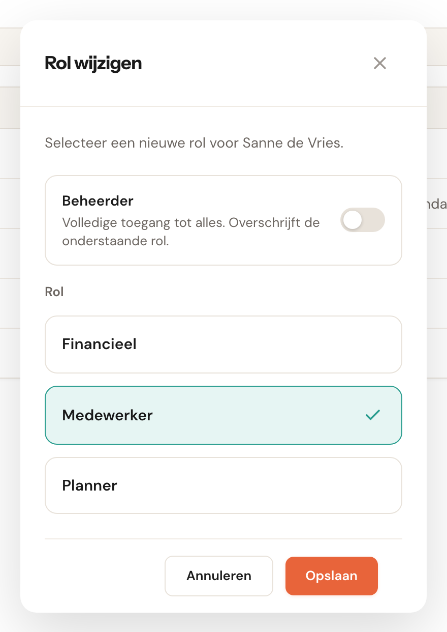 Het venster Rol wijzigen met een beheerderscheckbox en drie rollen.