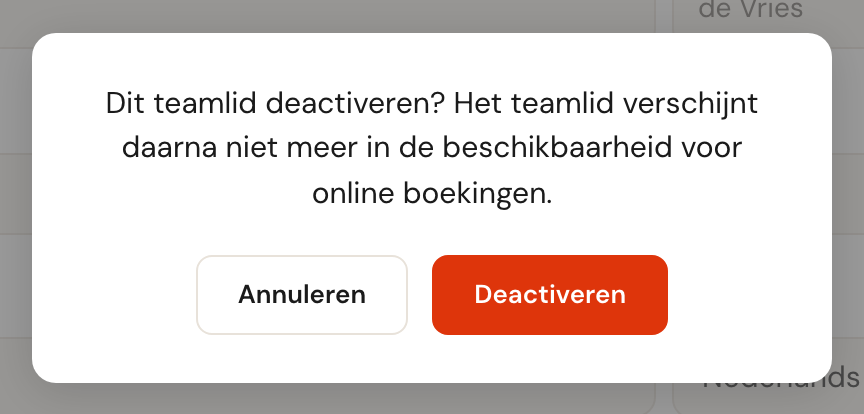 De bevestiging Dit teamlid deactiveren? Het teamlid verschijnt daarna niet meer in de beschikbaarheid voor online boekingen, met de knoppen Annuleren en Deactiveren.